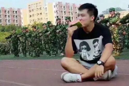 朝阳群众吃瓜网军训跳舞,军训场上的青春舞动