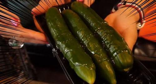 网红吃一口哈密瓜,一口哈密瓜，甜蜜滋味尽收眼底